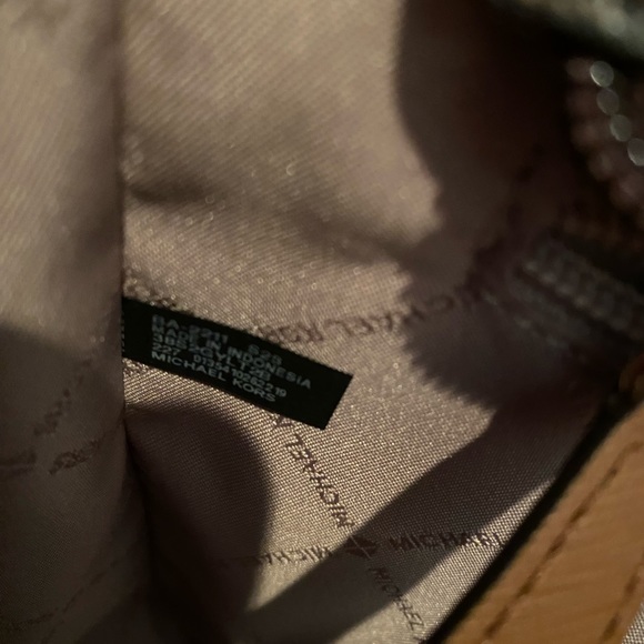 Brand New without tags Michael Michael Kors
SYLVIA SIGNATURE MEDIUM TOTE - Picture 12 of 14